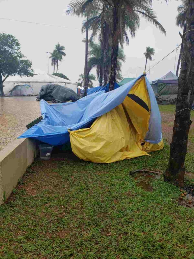 Registros de barracas arrasadas pela chuva no acampamento de militantes bolsonaristas em frente ao QG do Exército de Brasília, com muita lama em volta - Metrópoles