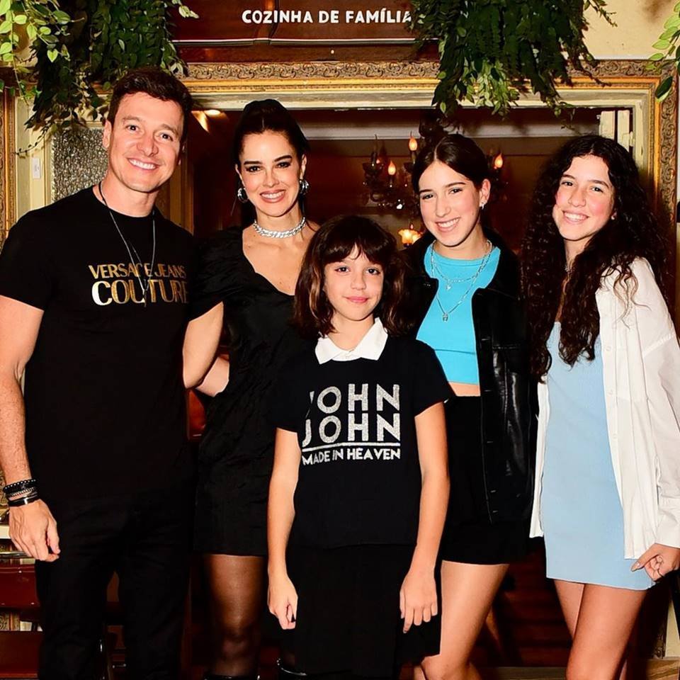Rodrigo Faro com a esposa Vera Viel e as três filhas: Clara, Helena e Maria - metrópoles