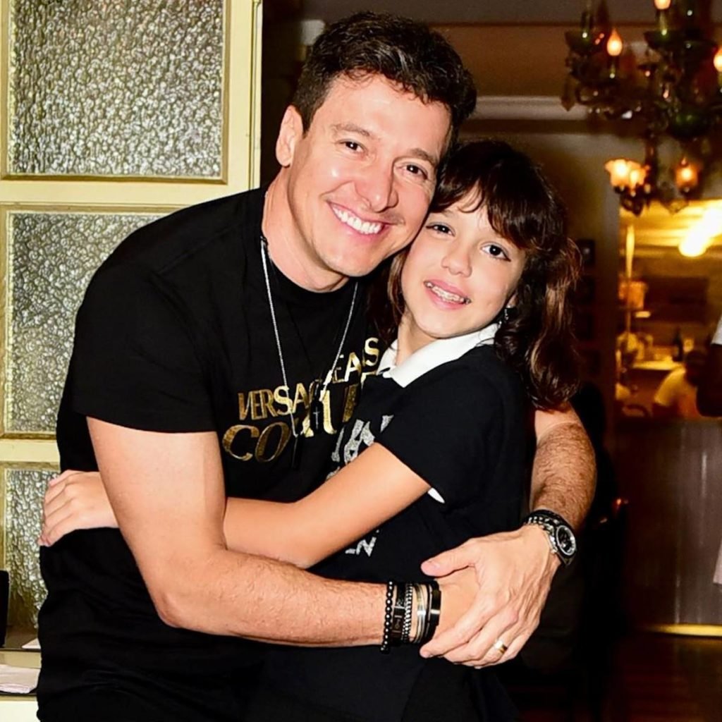 Rodrigo Faro abraçado com a filha mais nova, Helena - metrópoles