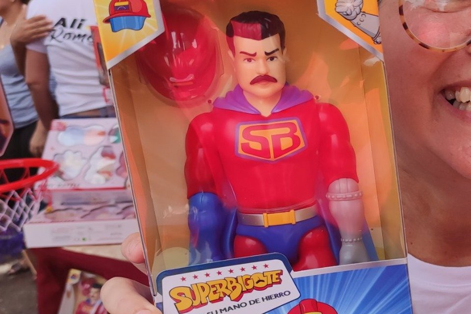 Boneco Super Bigote distribuido pelo governo da Venezuela em alusão a Nicolás Maduro - Metrópoles