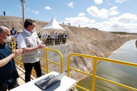 Imagem colorida de Bolsonaro durante visita a trecho do Rio São Francisco