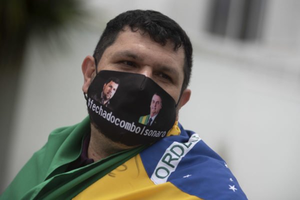 Blogueiro bolsonarista Oswaldo Eustáquio usa mascara do presidente Bolsonaro - Metrópoles