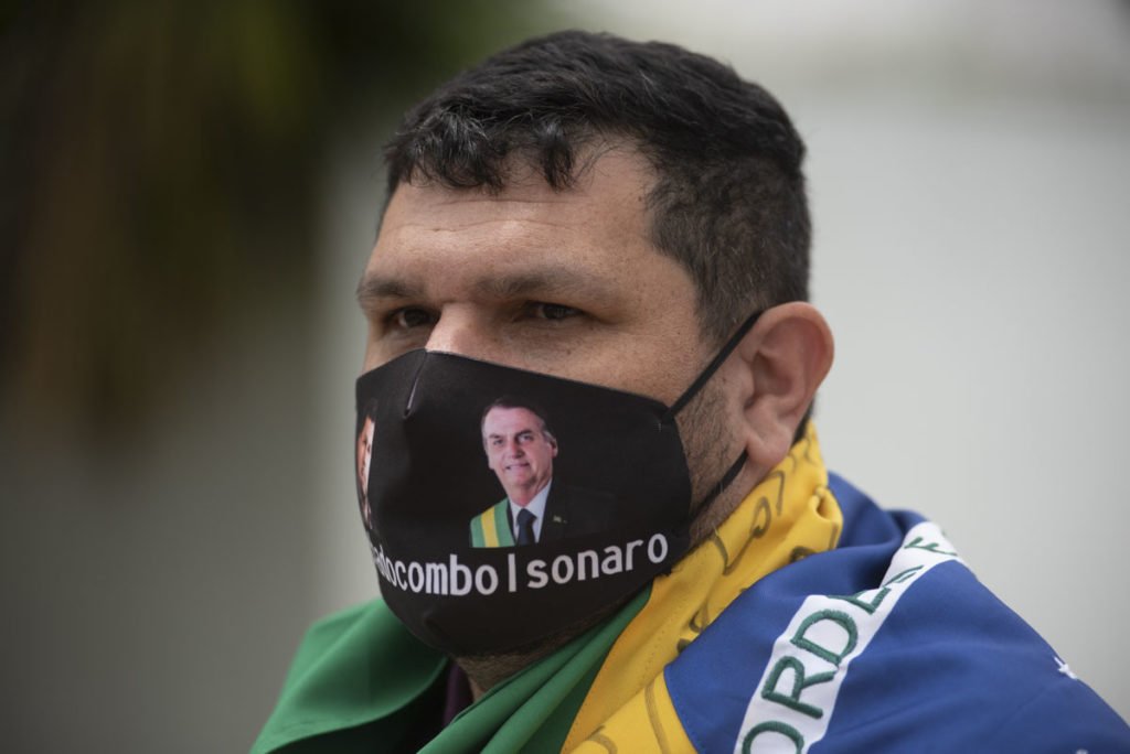 Blogueiro bolsonarista Oswaldo Eustáquio usa mascara do presidente Bolsonaro - Metrópoles