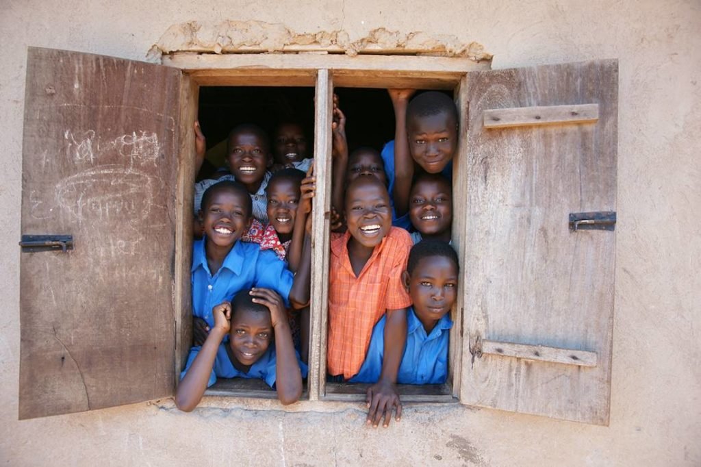 crianças em uganda