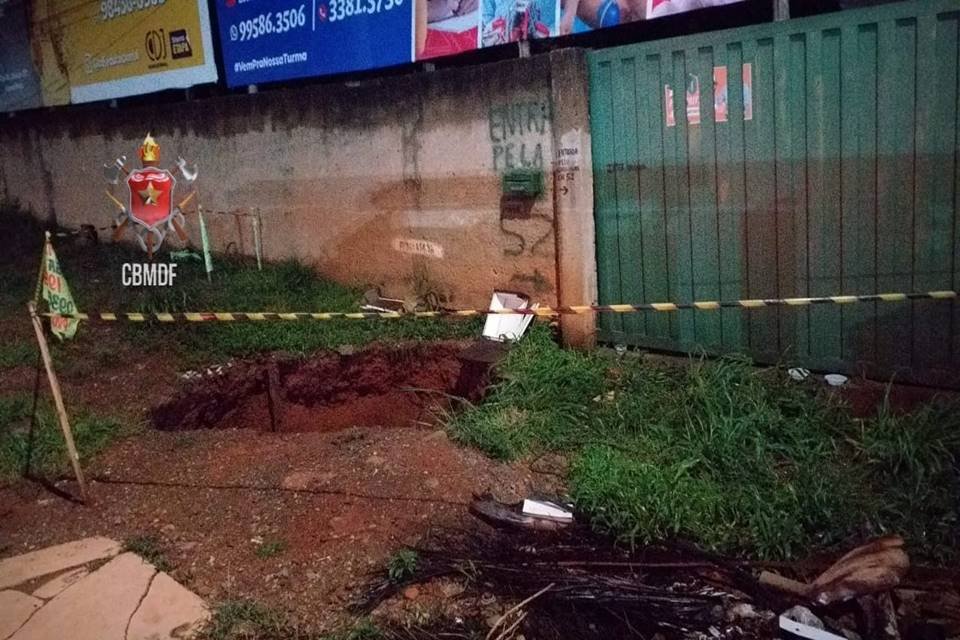 Erosão em Vicente Pires: os bombeiros isolaram o local a fim de evitar acidentes