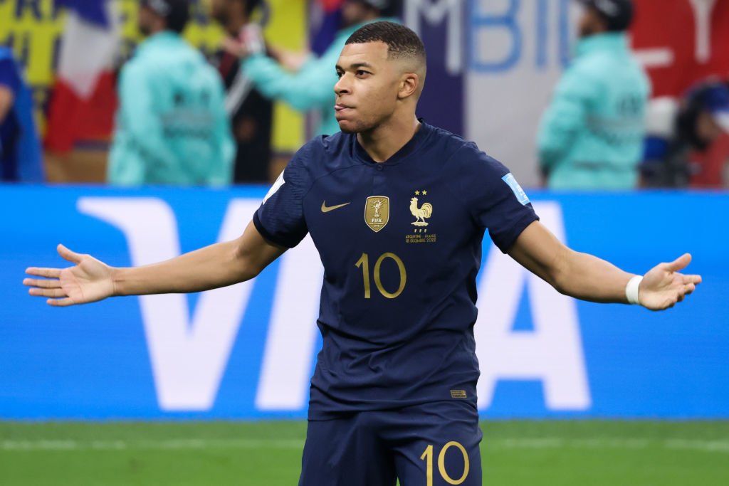 Kylian Mbappé, da França, comemora seu segundo gol durante a final da Copa do Mundo da FIFA entre Argentina e França, no Lusail Stadium, na cidade de Lusail, no Catar - Metrópoles