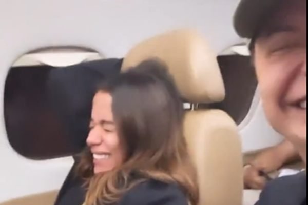David Brazil zoa Anitta em turbulência de avião: "Sem make e com medo" - Metrópoles