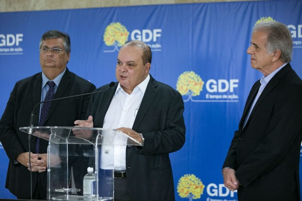 O governador Ibaneis discursa em púlpito sobre a segurança de Brasília no dia da posse de Lula ao lado dos futuros ministros Flávio Dino (Justiça) e José Múcio (Defesa) no Palácio do Buriti - Metrópoles