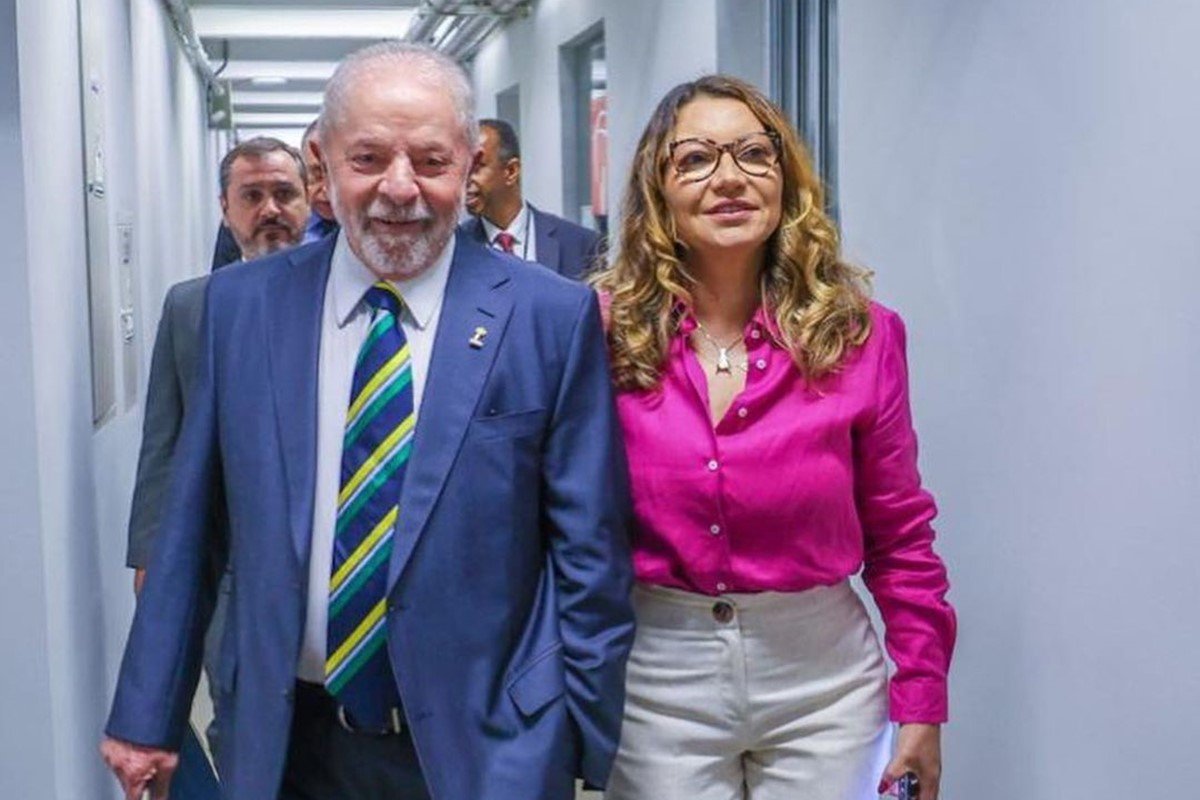 Presidente eleito Lula caminha em corredor acompanhado de comitiva e em primeiro plano sua mulher, a primeira-dama Janja - Metrópoles