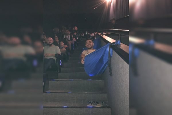 Homem arma rede em cinema para assistir às 3 horas de Avatar 2