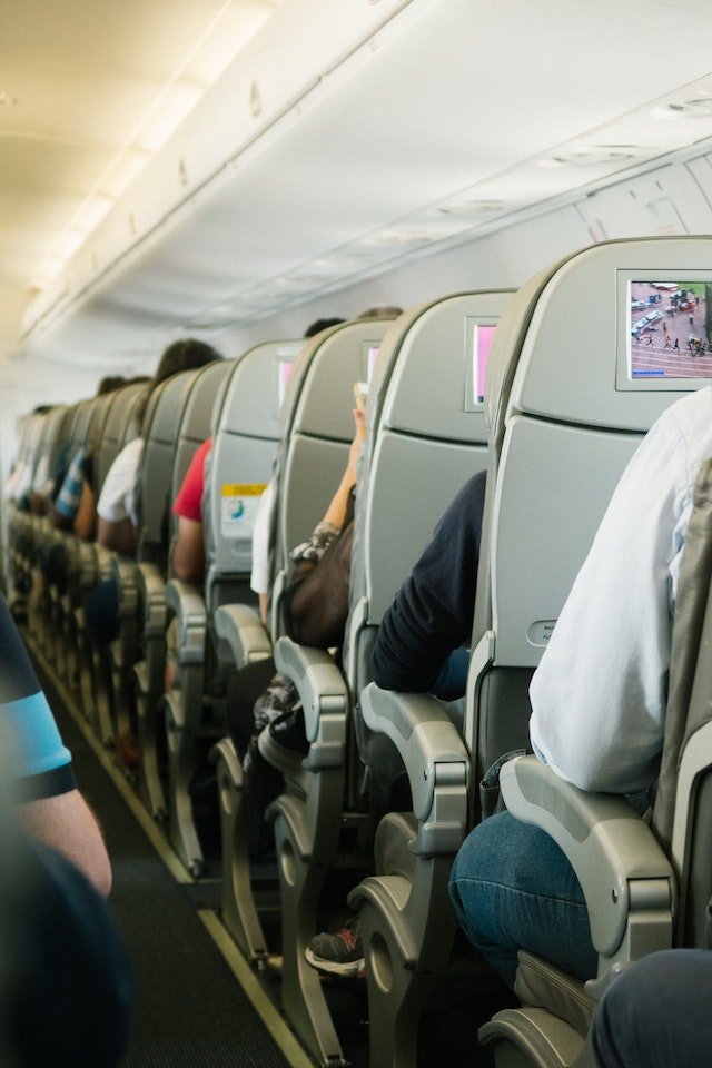 Corredor de avião com assentos - Metrópoles