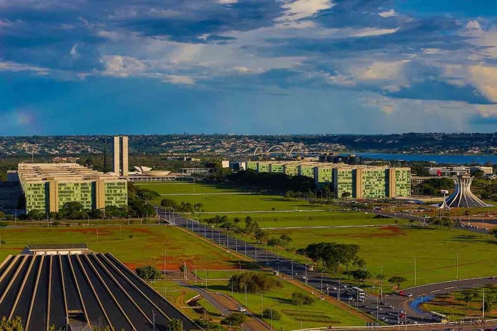 Foto da região central de Brasília. Na imagem é possível ver o Teatro Nacional, o Congresso e os ministérios.