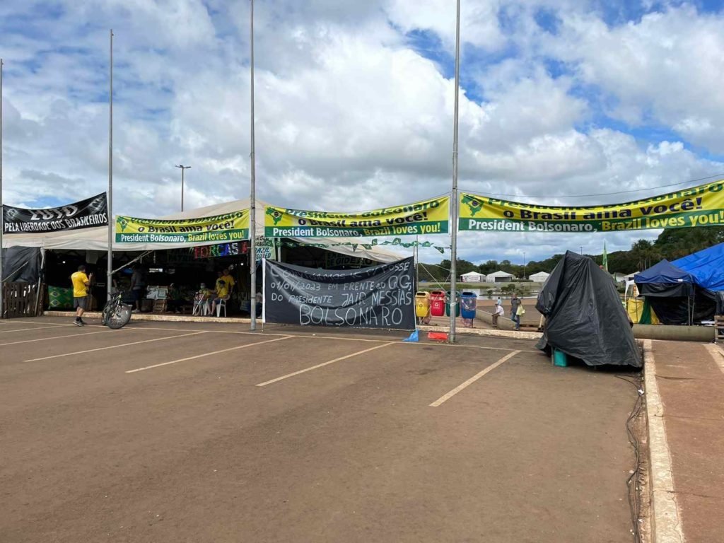 Acampamento bolsonarista no QG do Exército, em Brasília, com movimentação de manifestantes em barracas com faixas - Metrópoles
