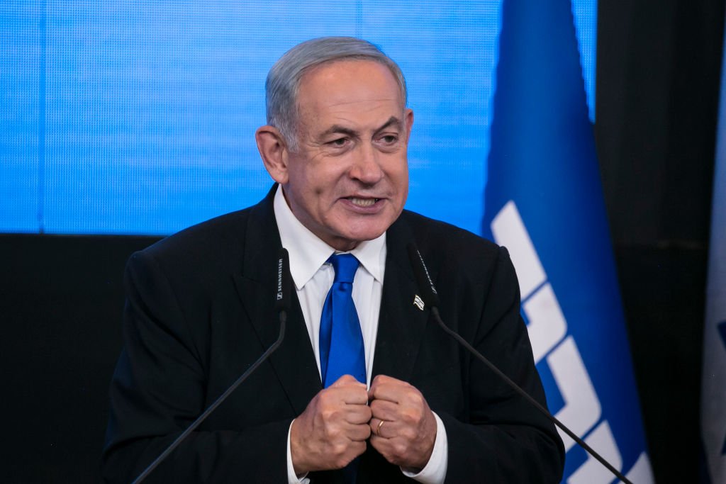 O ex-primeiro-ministro israelense e líder do partido Likud, Benjamin Netanyahu, fala em um evento na noite da eleição em Jerusalém, Israel. As pesquisas de boca de urna mostraram Netanyahu com uma estreita vantagem no final do dia da eleição, a quinta do país em quatro anos que nomeará um novo Kesset, o parlamento de 120 assentos - Metrópoles