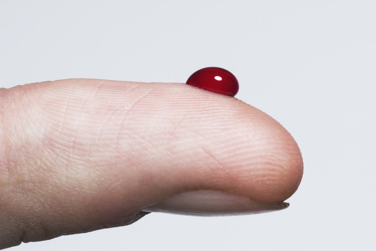 Imagem de dedo com gota de sangue para exame de diabetes - Metrópoles