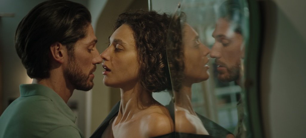 imagem colorida ngelo Rodrigues e Débora Nascimento em Olhar Indiscreto