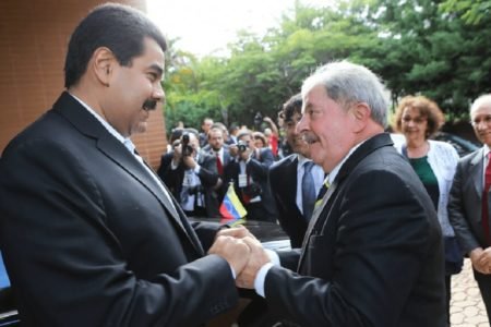 O ditador venezuelano Nicolás Maduro cumprimenta Lula