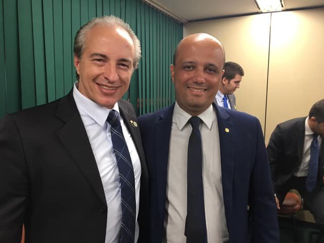 Imagem colorida de Veneu Jordão e o deputado Major Vitor Hugo posando para fotografia