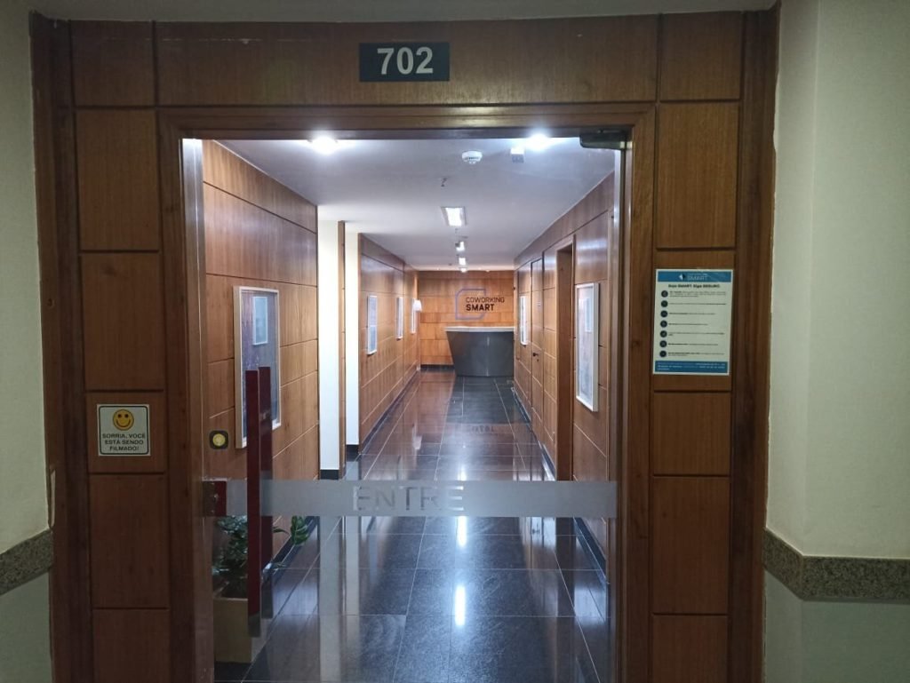 Fotografia colorida da fachada do coworking no qual a Novacar funciona