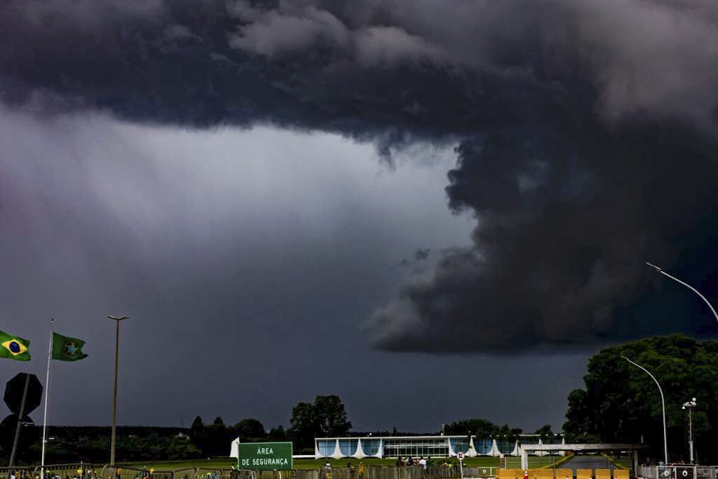 Buscando Abrigo da Tempestade!