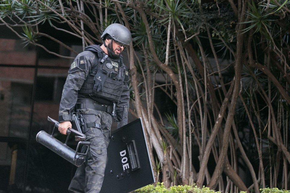 Operação conjunta da Polícia Civil do Distrito Federal e da Polícia Federal prende bolsonaristas autores de ataques terroristas na cidade. Na imagem, vários agentes aparecem caminhando próximos à sede da PF - Metrópoles