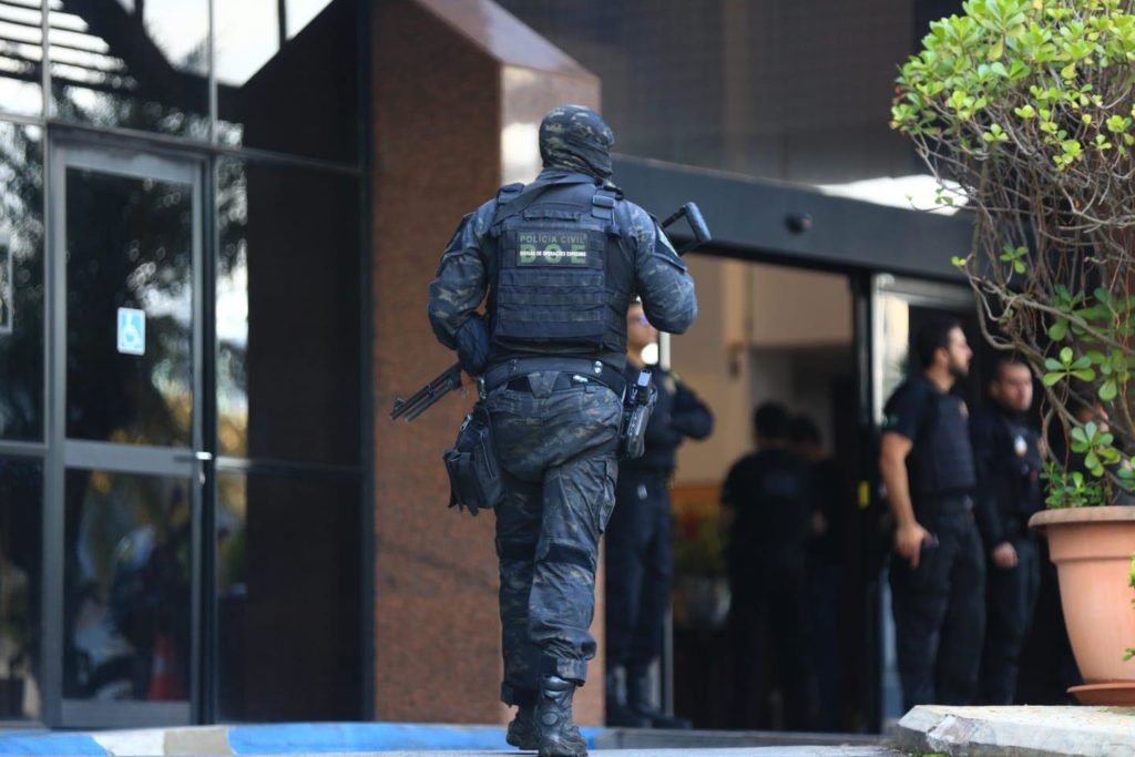 Operação conjunta da Polícia Civil do Distrito Federal e da Polícia Federal prende bolsonaristas autores de ataques terroristas na cidade. Na imagem, vários agentes aparecem caminhando próximos à sede da PF - Metrópoles