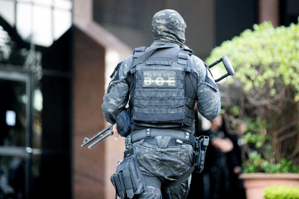 Operação conjunta da Polícia Civil do Distrito Federal e da Polícia Federal prende bolsonaristas autores de ataques terroristas na cidade. Na imagem, vários agentes aparecem caminhando próximos à sede da PF - Metrópoles