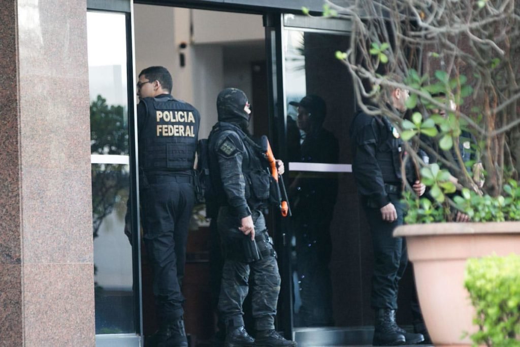 Operação conjunta da Polícia Civil do Distrito Federal e da Polícia Federal prende bolsonaristas autores de ataques terroristas na cidade. Na imagem, vários agentes aparecem caminhando próximos à sede da PF - Metrópoles