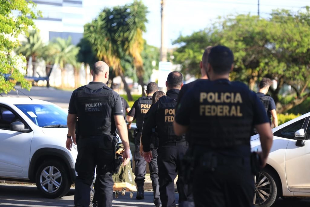 Operação conjunta da Polícia Civil do Distrito Federal e da Polícia Federal prende bolsonaristas autores de ataques terroristas na cidade. Na imagem, vários agentes aparecem caminhando próximos à sede da PF - Metrópoles