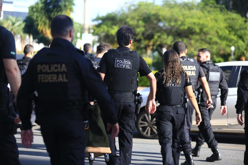 Operação conjunta da Polícia Civil do Distrito Federal e da Polícia Federal prende bolsonaristas autores de ataques terroristas na cidade. Na imagem, vários agentes aparecem caminhando próximos à sede da PF - Metrópoles