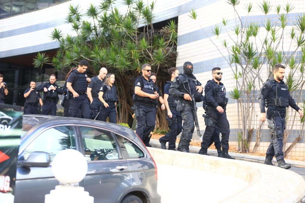 Operação conjunta da Polícia Civil do Distrito Federal e da Polícia Federal prende bolsonaristas autores de ataques terroristas na cidade. Na imagem, vários agentes aparecem caminhando próximos à sede da PF - Metrópoles