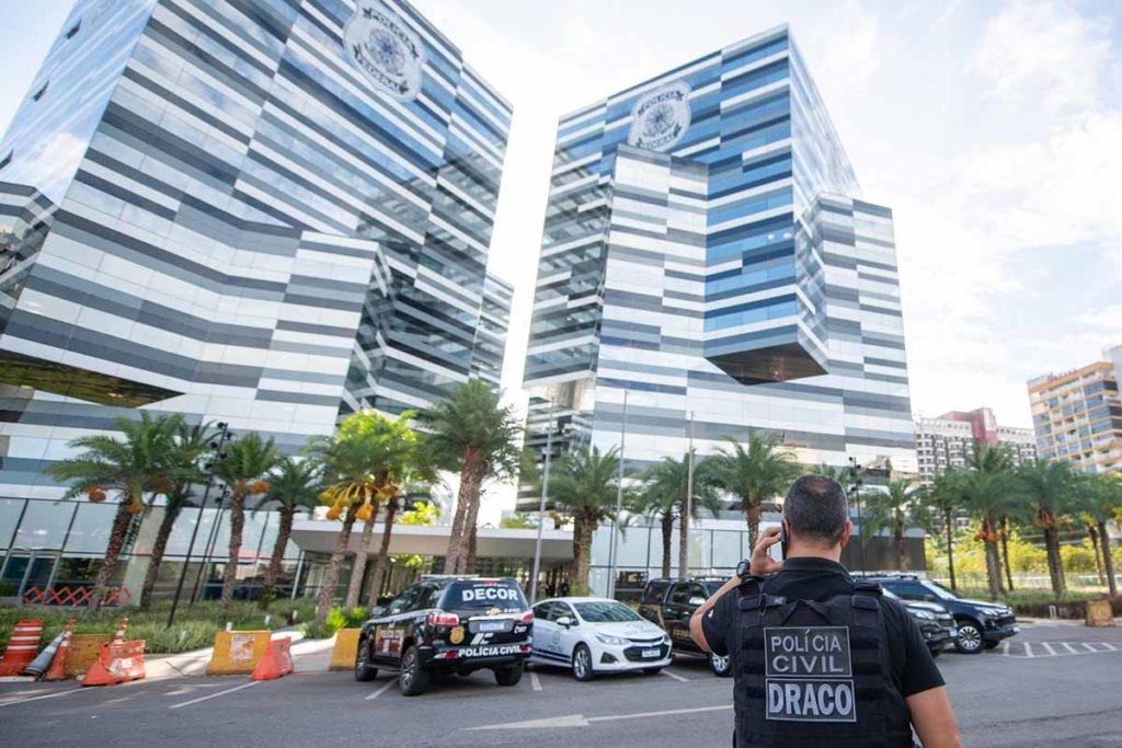Operação conjunta da Polícia Civil do Distrito Federal e da Polícia Federal prende bolsonaristas autores de ataques terroristas na cidade. Na imagem, um agente fala ao telefone próximo à sede da PF - Metrópoles