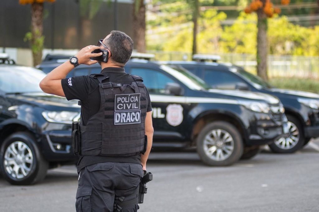 Operação conjunta da Polícia Civil do Distrito Federal e da Polícia Federal prende bolsonaristas autores de ataques terroristas na cidade. Na imagem, um agente fala ao telefone próximo à sede da PF - Metrópoles
