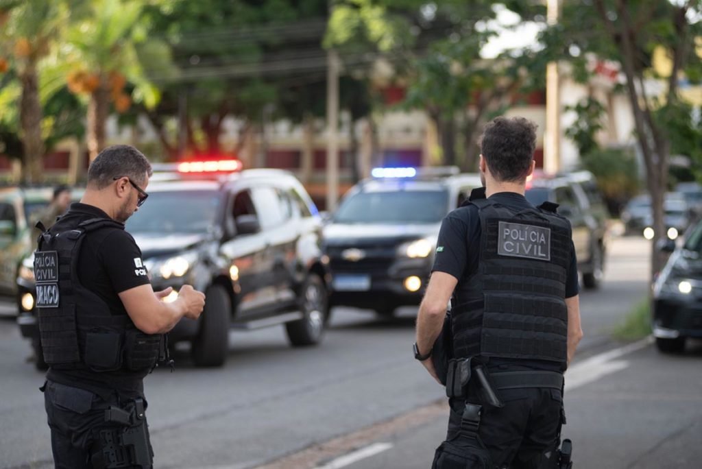 Operação conjunta da Polícia Civil do Distrito Federal e da Polícia Federal prende bolsonaristas autores de ataques terroristas na cidade. Na imagem, vários agentes aparecem caminhando próximos à sede da PF - Metrópoles