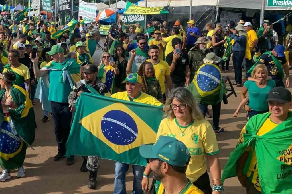 Bolsonaristas acampados em frente ao Quartel-General do Exército se exaltam com possibilidade de retirada do acampamento. Eles marcham com as cores da bandeira - Metrópoles