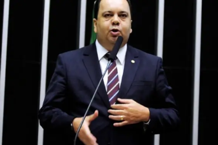 O deputado federal Elmar Nascimento, do UNIÃO BRASIL, discursa no púlpito do plenário da Câmara dos Deputados - Metrópoles