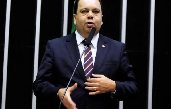 O deputado federal Elmar Nascimento, do UNIÃO BRASIL, discursa no púlpito do plenário da Câmara dos Deputados - Metrópoles
