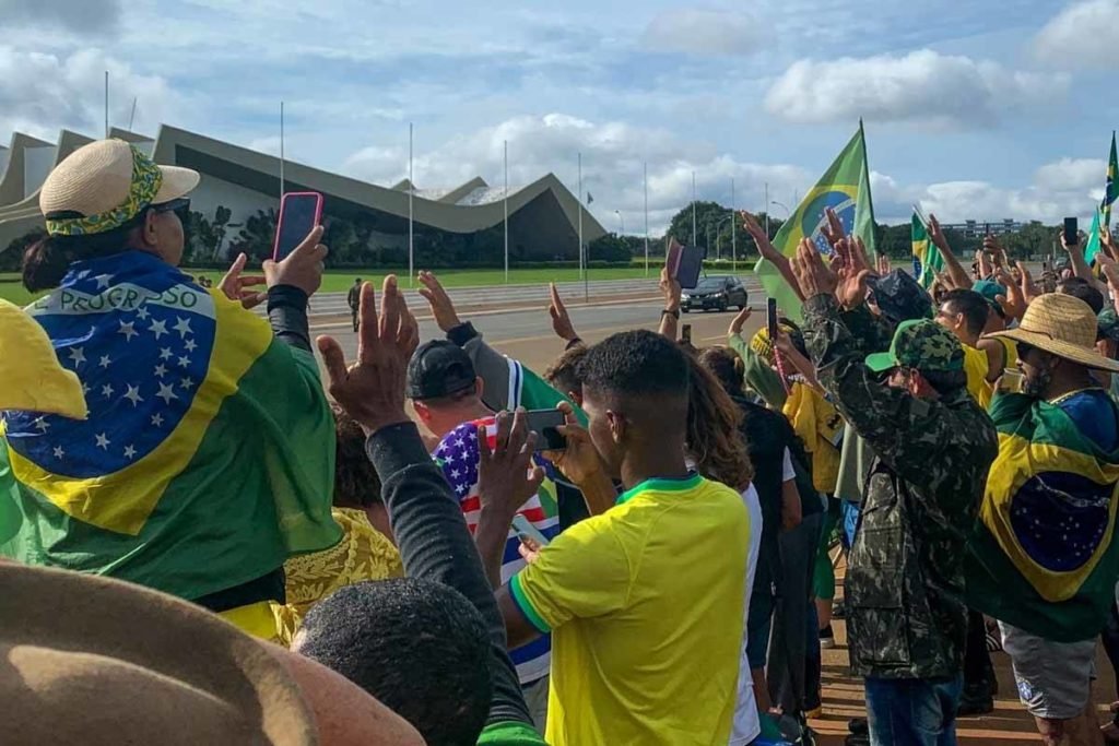 Acampamento bolsonarista no QG do Exército com movimentação de forças de seguranças. Elas recuaram no plano de retirar a estrutura - Metrópoles