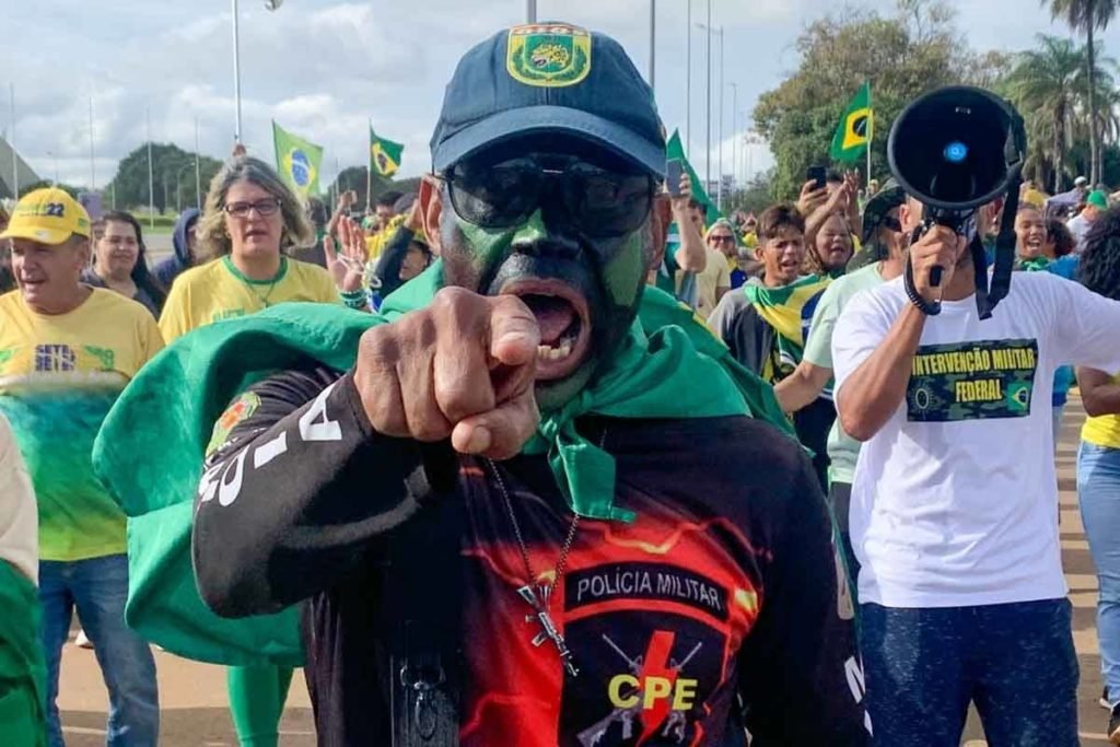 Acampamento bolsonarista no QG do Exército com movimentação de forças de seguranças. Elas recuaram no plano de retirar a estrutura - Metrópoles