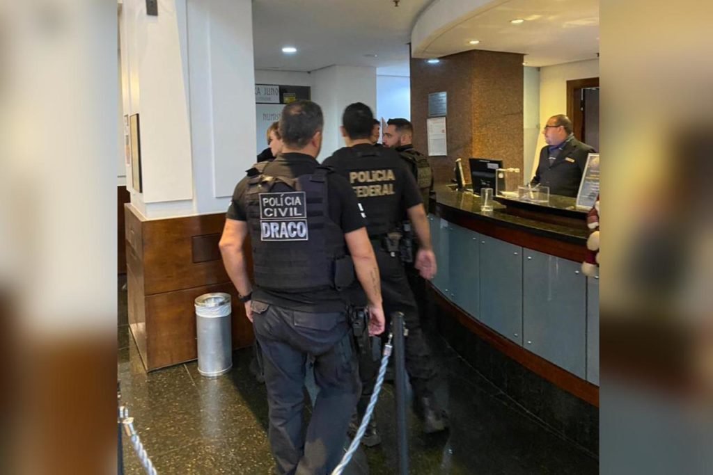 Operação Nero, ação conjunta da Polícia Civil do Distrito Federal e da Polícia Federal, prende bolsonaristas autores de ataques terroristas na cidade. Na imagem, vários agentes aparecem entrando em recepção de prédio - Metrópoles