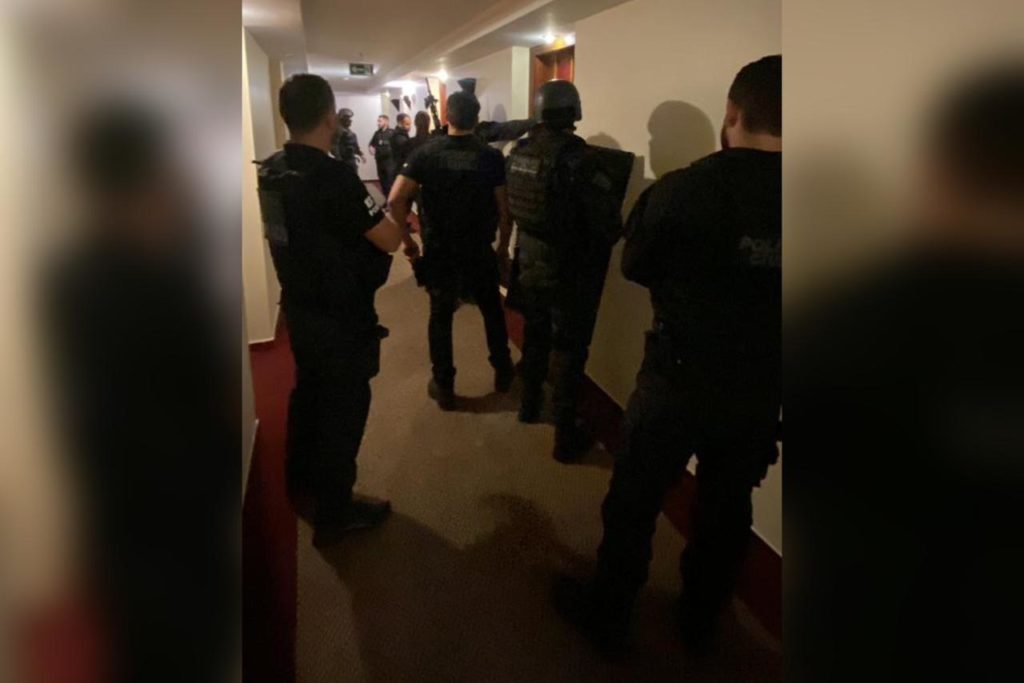 Operação Nero, ação conjunta da Polícia Civil do Distrito Federal e da Polícia Federal, prende bolsonaristas autores de ataques terroristas na cidade. Na imagem, vários agentes aparecem entrando em recepção de prédio - Metrópoles