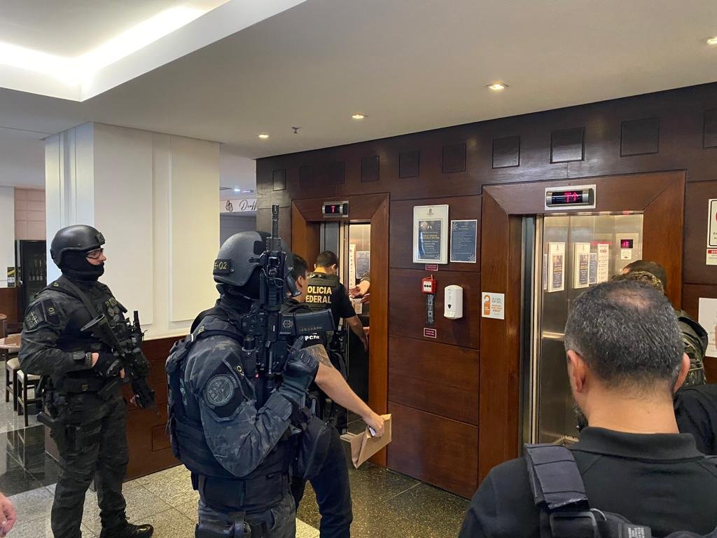 Operação Nero, ação conjunta da Polícia Civil do Distrito Federal e da Polícia Federal, prende bolsonaristas autores de ataques terroristas na cidade. Na imagem, vários agentes aparecem entrando em elevador de hotel - Metrópoles