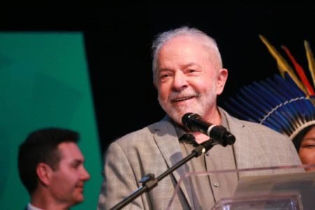 O presidente eleito Lula anuncia no CCBB os últimos dezesseis ministros para compor seu governo. Ele fala diante de um púlpito cercado de autoridades e políticos - Metrópoles