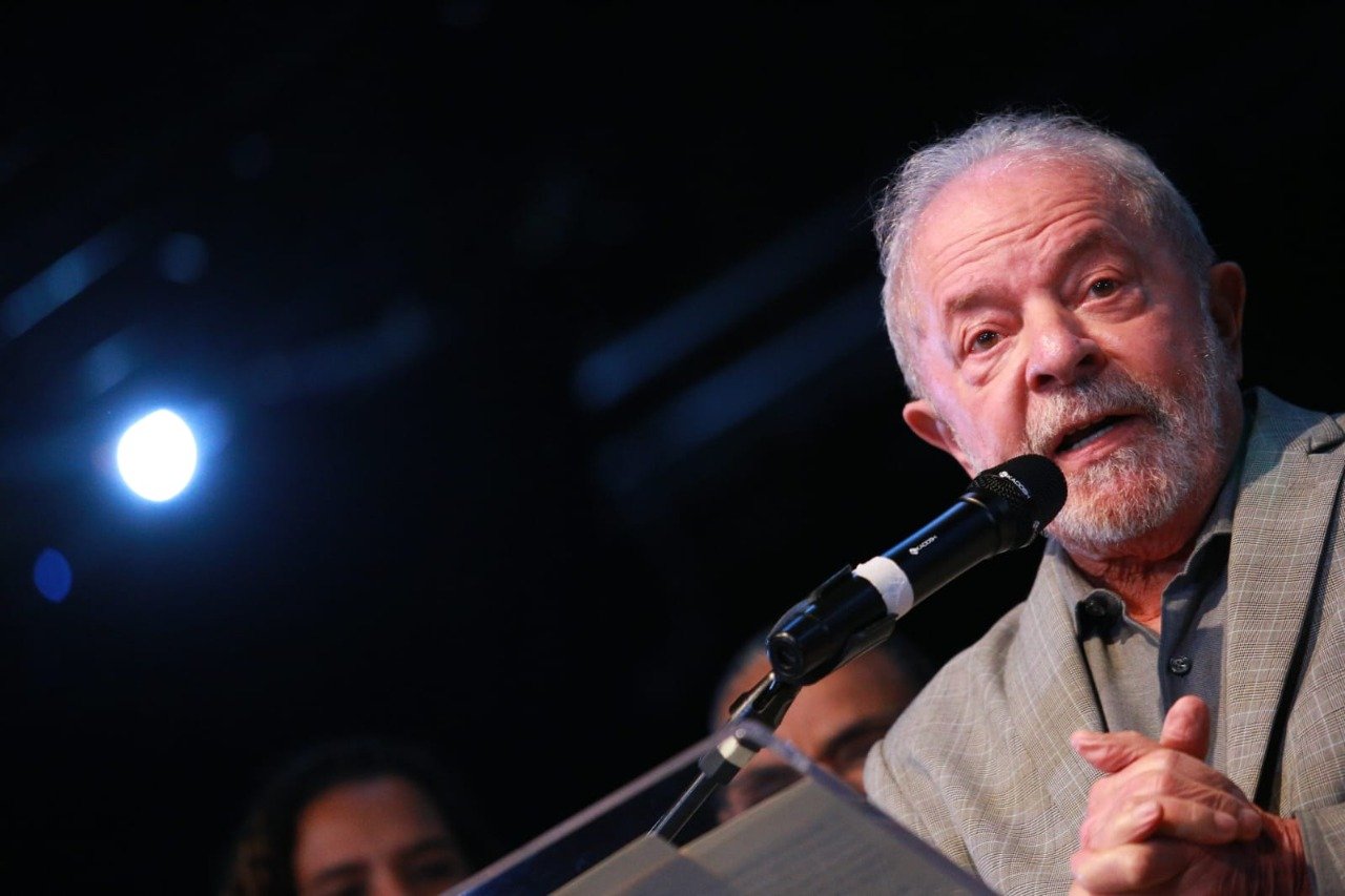 O presidente eleito Lula anuncia no CCBB os últimos dezesseis ministros para compor seu governo. Ele fala diante de um púlpito cercado de autoridades e políticos - Metrópoles