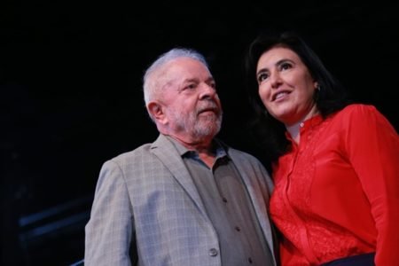O presidente eleito Lula anuncia no CCBB os últimos dezesseis ministros para compor seu governo. No detalhe, ele posa com a nova ministra do Planejamento e Orçamento, Simone Tebet - Metrópoles