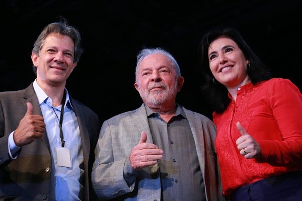 O presidente eleito Lula anuncia no CCBB os últimos dezesseis ministros para compor seu governo. No detalhe, ele posa com a nova ministra do Planejamento e Orçamento, Simone Tebet e o ministro da Economia, Fernando Haddad - Metrópoles