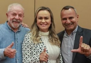 Lula, presidente eleito, Daniela do Waguinho, deputada e indicada ministra do Turismo, e Waguinho posam para foto sorrindo - Metrópoles