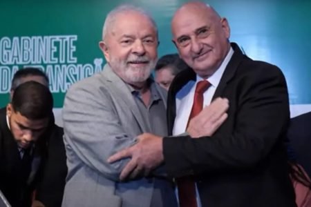Luiz Inácio Lula da Silva ao lado do general Marco Edson Gonçalves Dias - Metrópoles