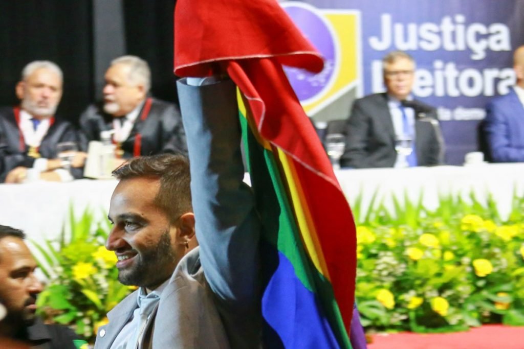 Com bandeira LGBTQIA+ Fábio Félix, deputado mais votado da história do DF, é diplomado deputado distrital.