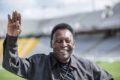 O ex-jogador de futebol Pelé, considerado um dos maiores da história, acena e sorri para foto em estádio - Metrópoles